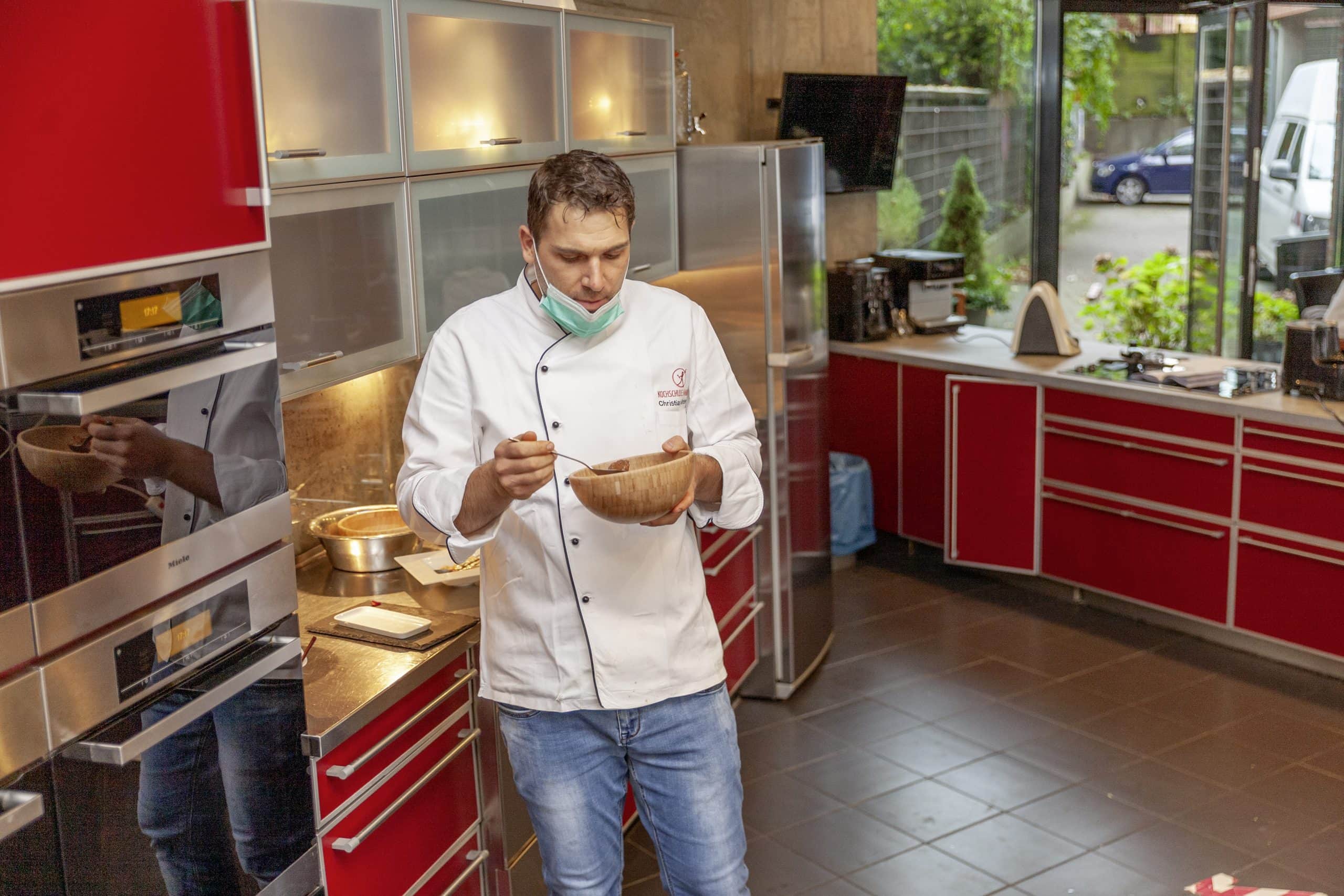 Christian Günther probiert das Gulasch der Küchenmaschinen