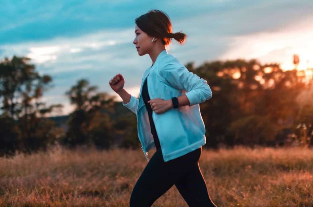 Ein junge Läuferin beim joggen