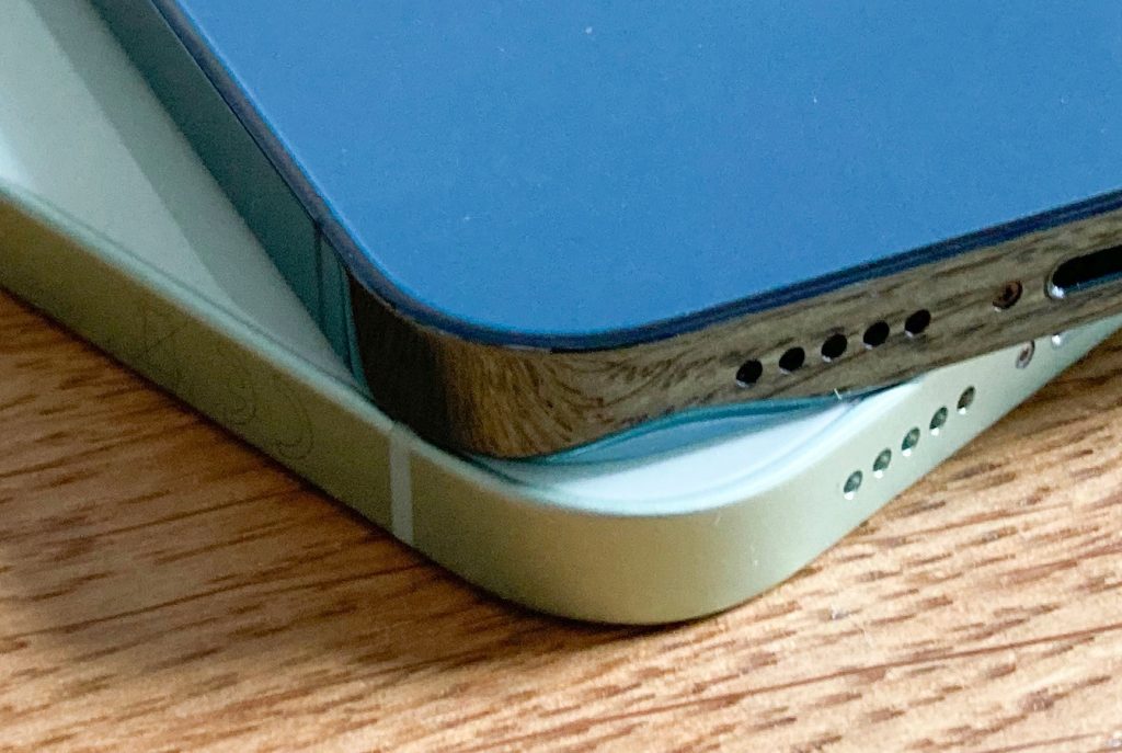 Das Design vom iPhone 12 markiert eine Abkehr vom abgerundeten Gehäuse früherer iPhones. (Bild: IMTEST)