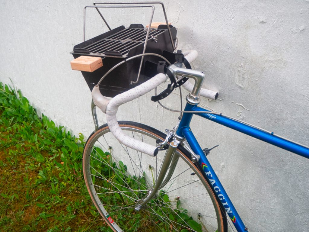 Mobilen Grill auf Fahrrad transportieren