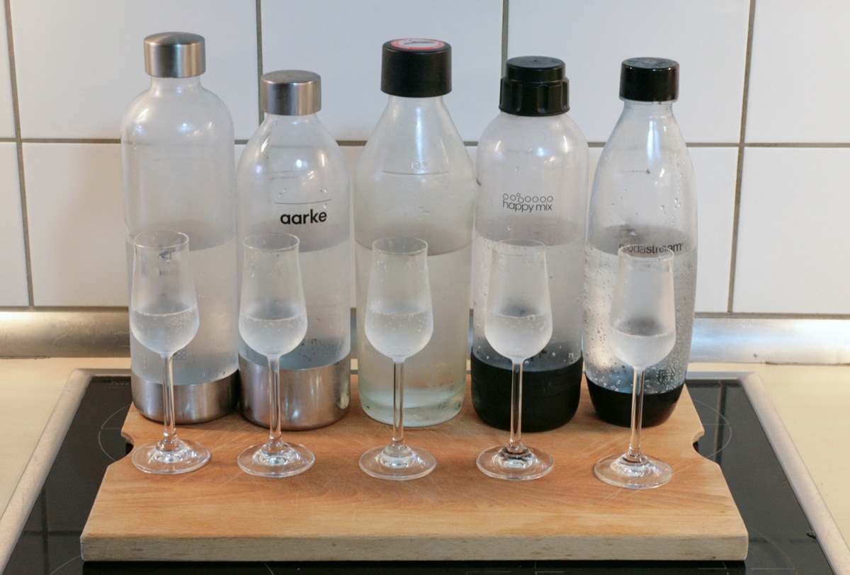 Wasserflaschen der Sprudler und Gläser