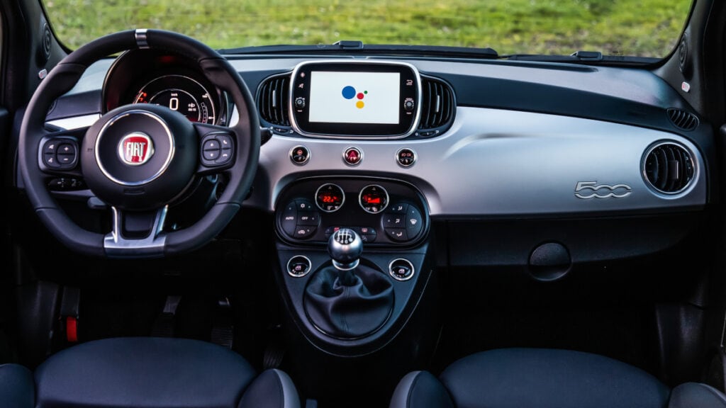 Cockpit des Fiats mit Google Assistant auf dem Display