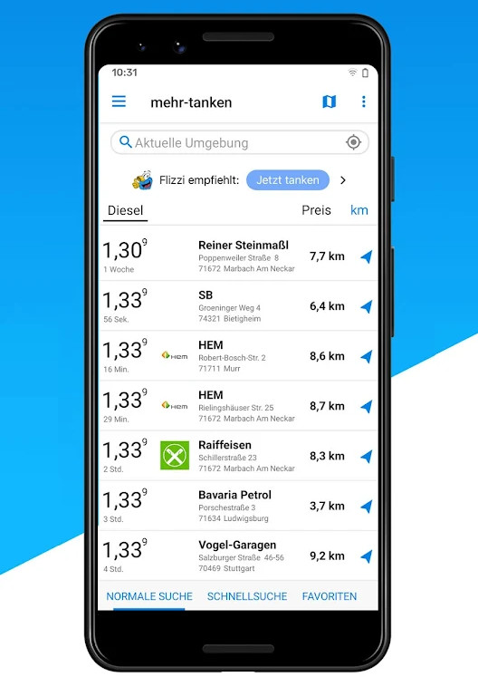 Schwarzes Smartphone auf blau weißem Hintergrund zeigt geöffnete App mit Liste von Tankstellen und Preisen