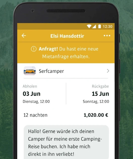 Schwarzes Smartphone zeigt Camper-Mietanfrage mit Eckdaten und Chat