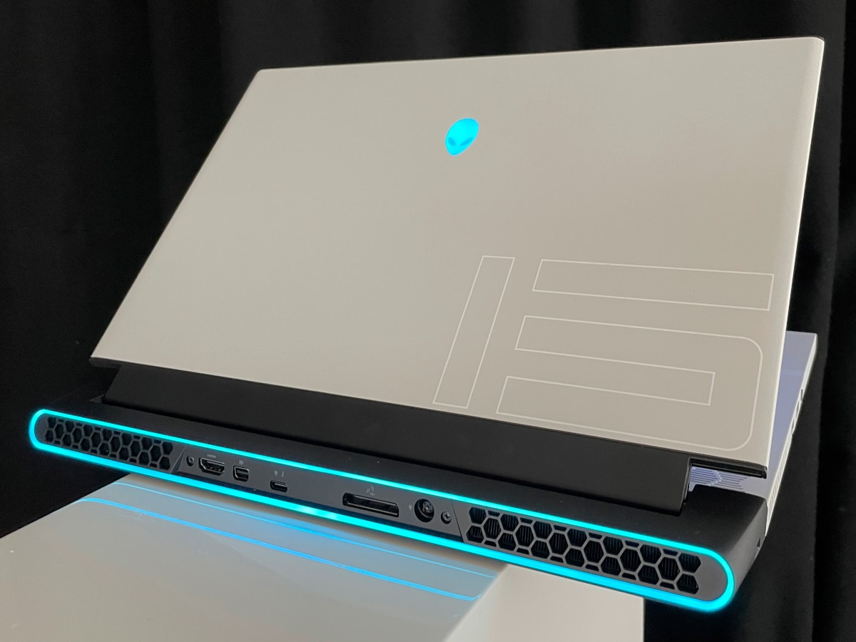 Alienware Notebook von hinten mit blauer Beleuchtung
