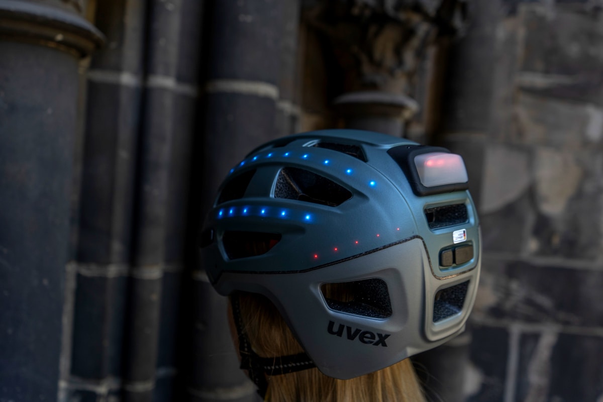 Frau trägt Uvex-Helm mit Beleuchtung von hinten
