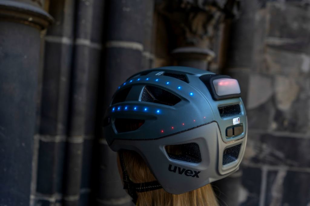 Frau trägt Uvex-Helm mit Beleuchtung von hinten