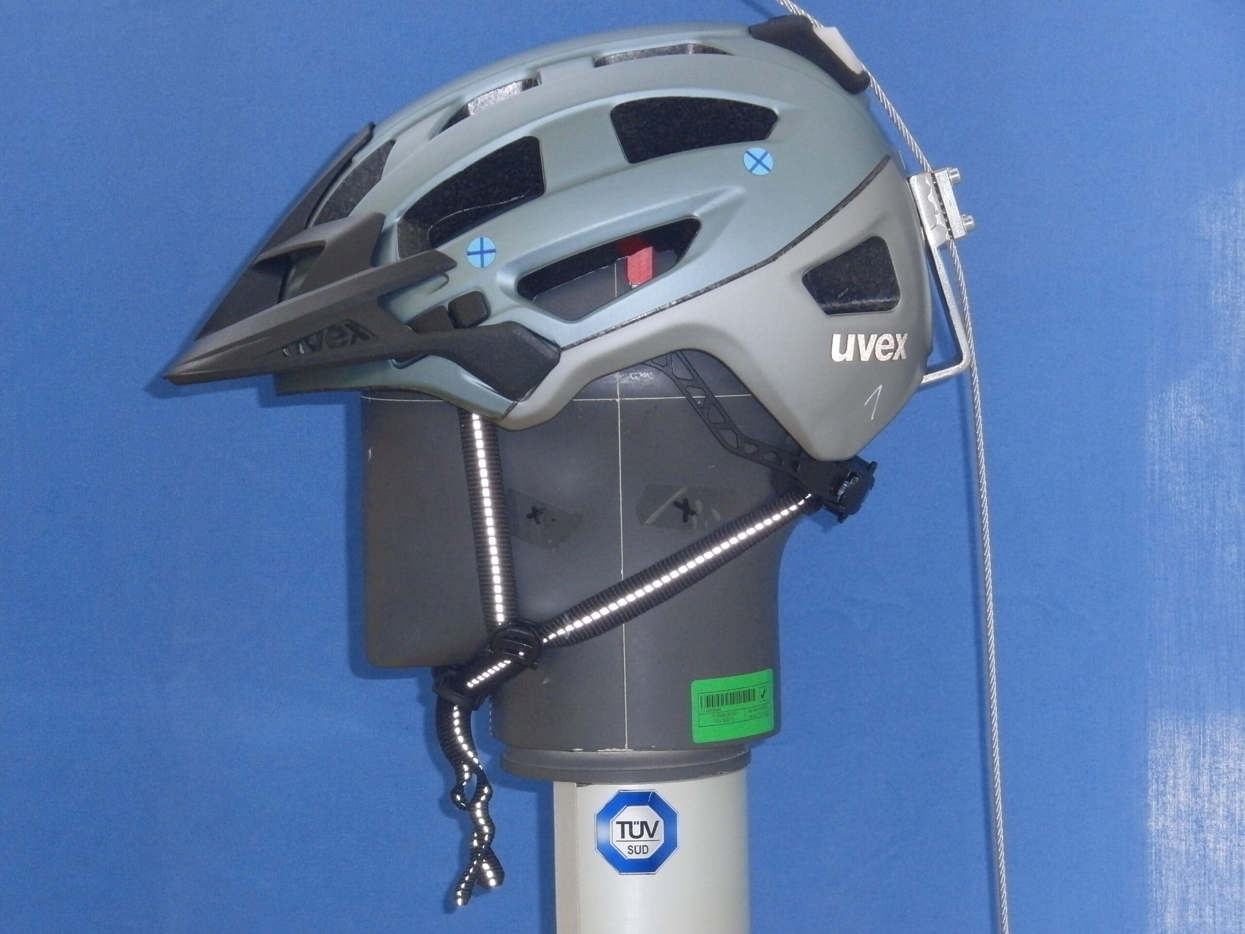 Uvex-Helm seitlich auf Dummy-Kopf mit eingehaktem Seil