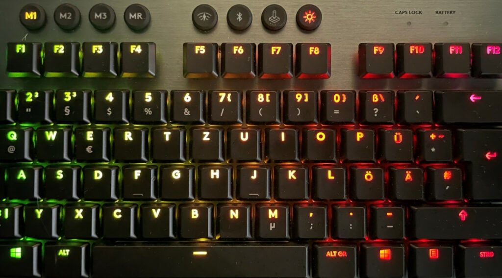Bunt leuchtende Tasten auf schwarzer Tastatur