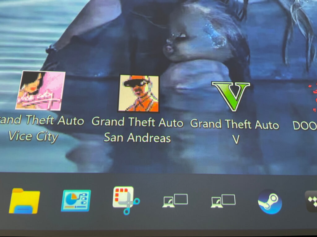 Screenshot von bespielter Leinwand mit Desktop von PC und Icons von Programmen und Spielen, dunkel blauer Hintergrund