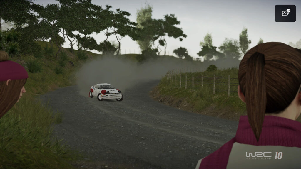 Screenshot zeigt asphaltierte Straße mit Auto in der Ferne, rechts den Kopf einer Figur von hinten