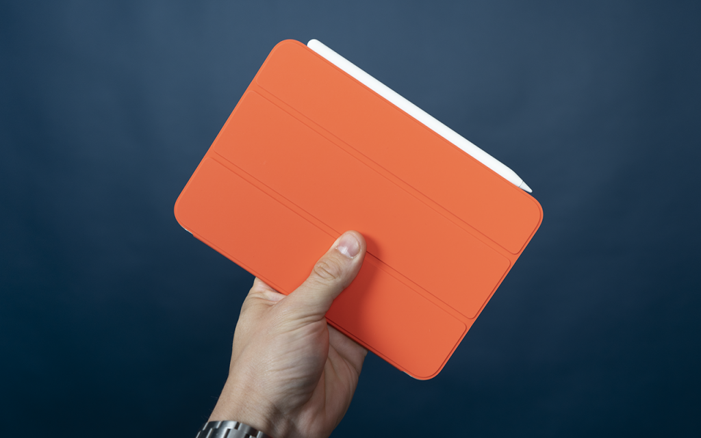 iPad mini 2021 im orangen Smart Cover