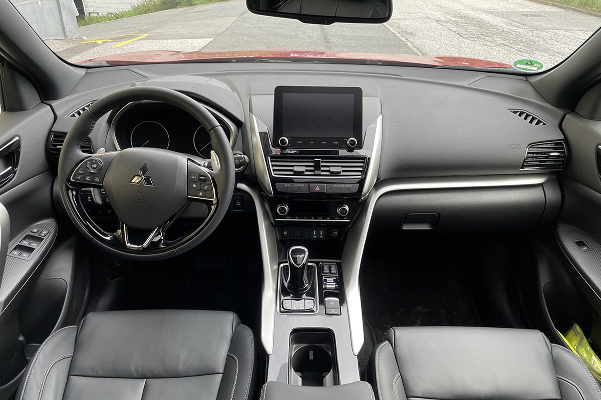 Blick von Rückbank ins graue Cockpit des Autos