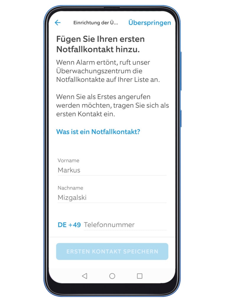 Smartphone zeigt auf Bildschirm App mit Funktion Notfallkontakt anzugeben