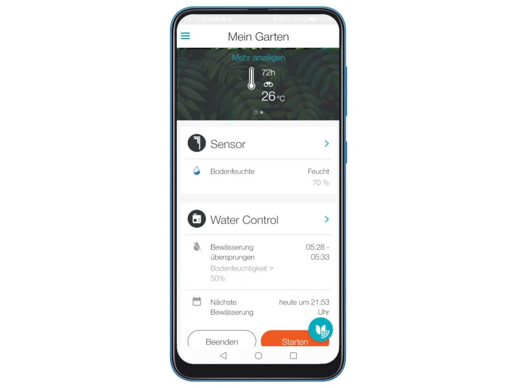 Smartphone mit geöffneter App die Bodenfeuchte anzeigt auf weißem Hintergrund