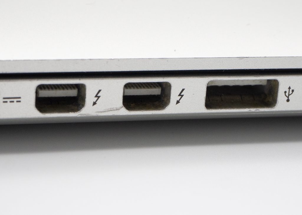 Detailaufnahme zugeklapptes silbernes Notebook mit USB-Ports