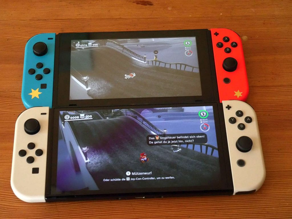 Zwei Modelle der Nintendo Switch nebeneinander.