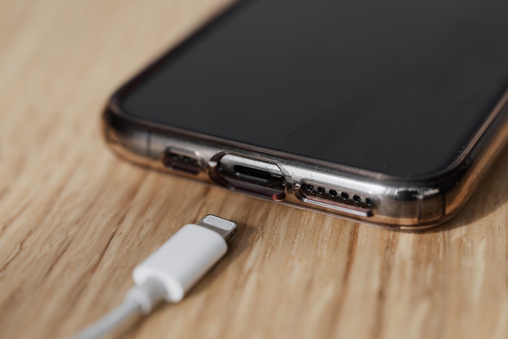 USB-Ladekabel vor Smartphone-Anschluss