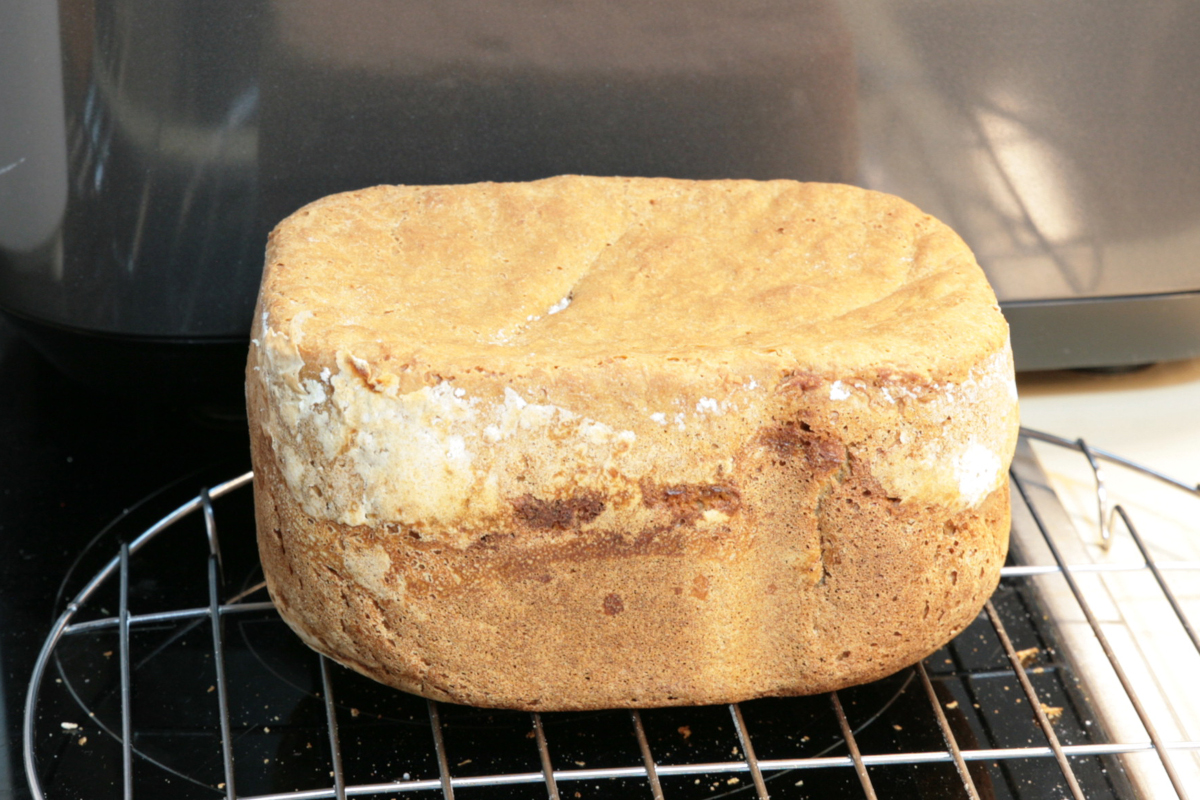 Helles, eckiges Brot von der Seite auf Rost