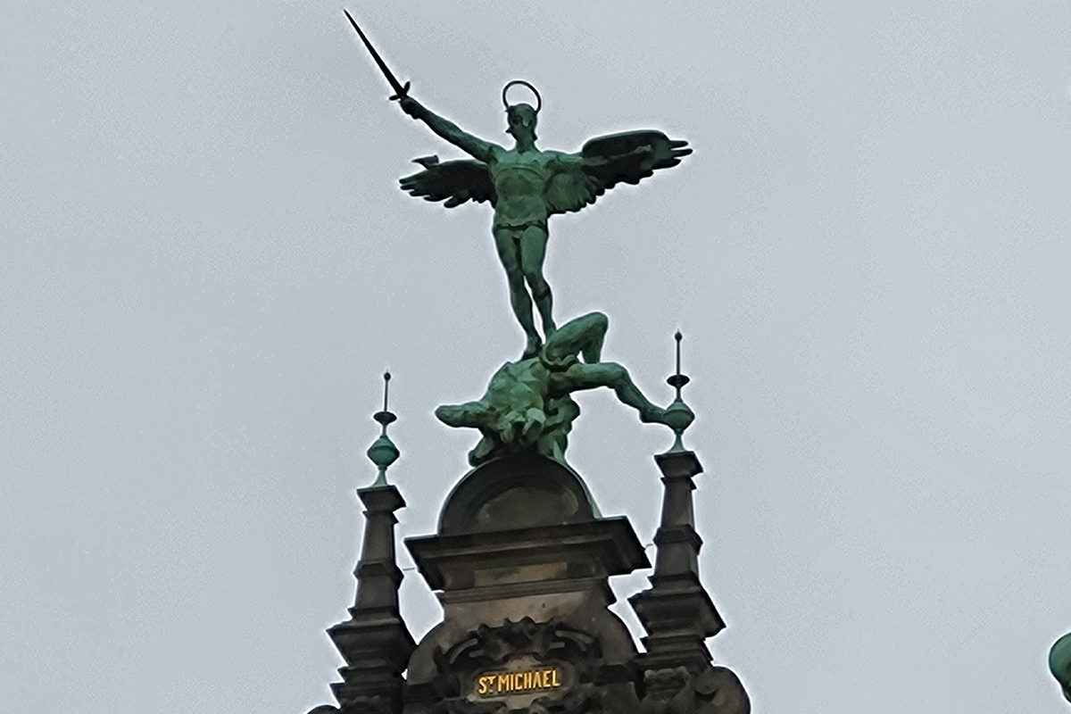 Aufnahme von einer Skulptur auf dem Rathaus