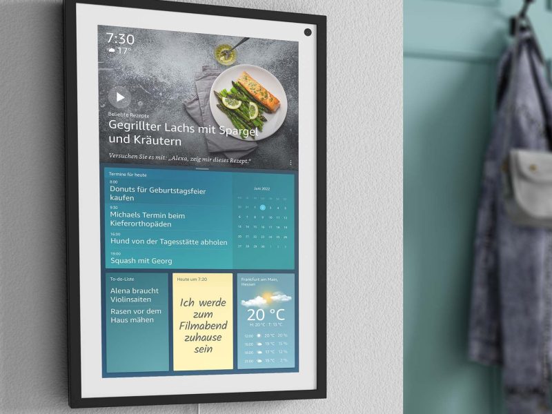 Der Echo Show 15 hängt an einer Wand