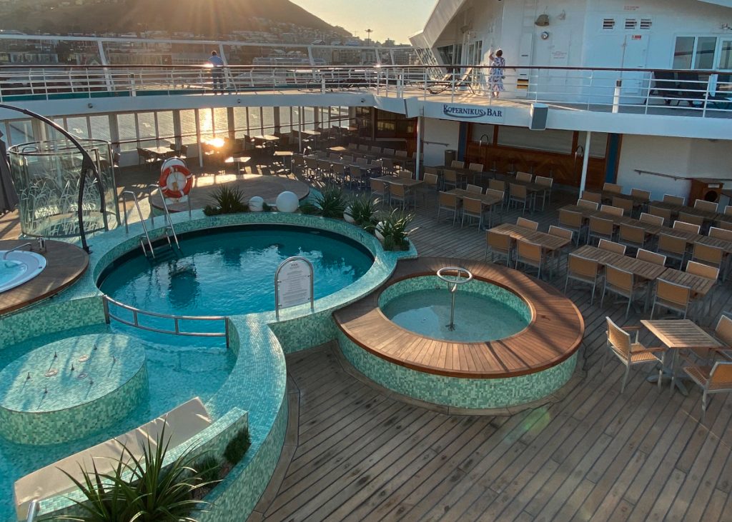 Blick auf Schiffsdeck mit mehreren runden Pools