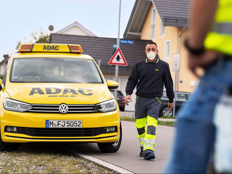 Ein Mann neben einem ADAC-Fahrzeug