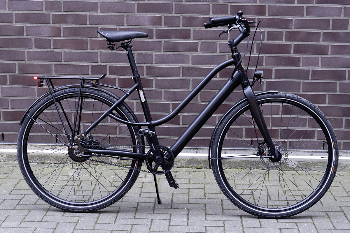 Schwarzes Urban-E-Bike Bzen vor Steinwand
