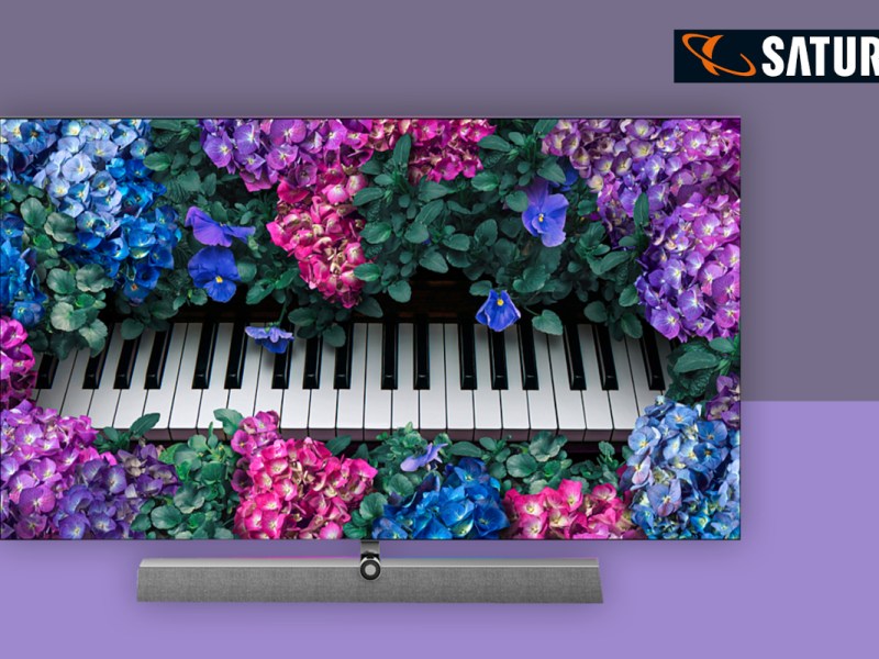 Philips OLED935 zeigt Klaviatur umrahmt von violetten Blumen auf lila Hintergrund mit Saturn Logo rechts oben