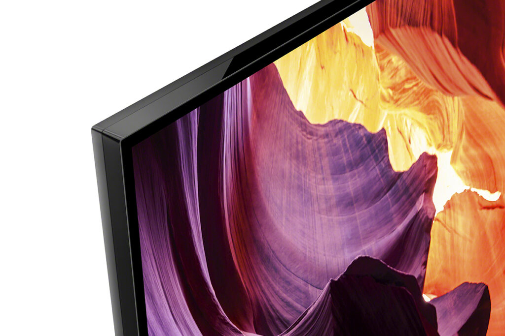 Detailansicht der Rahmenkante am oberen Bildschirmrand des Sony Bravia X80K.