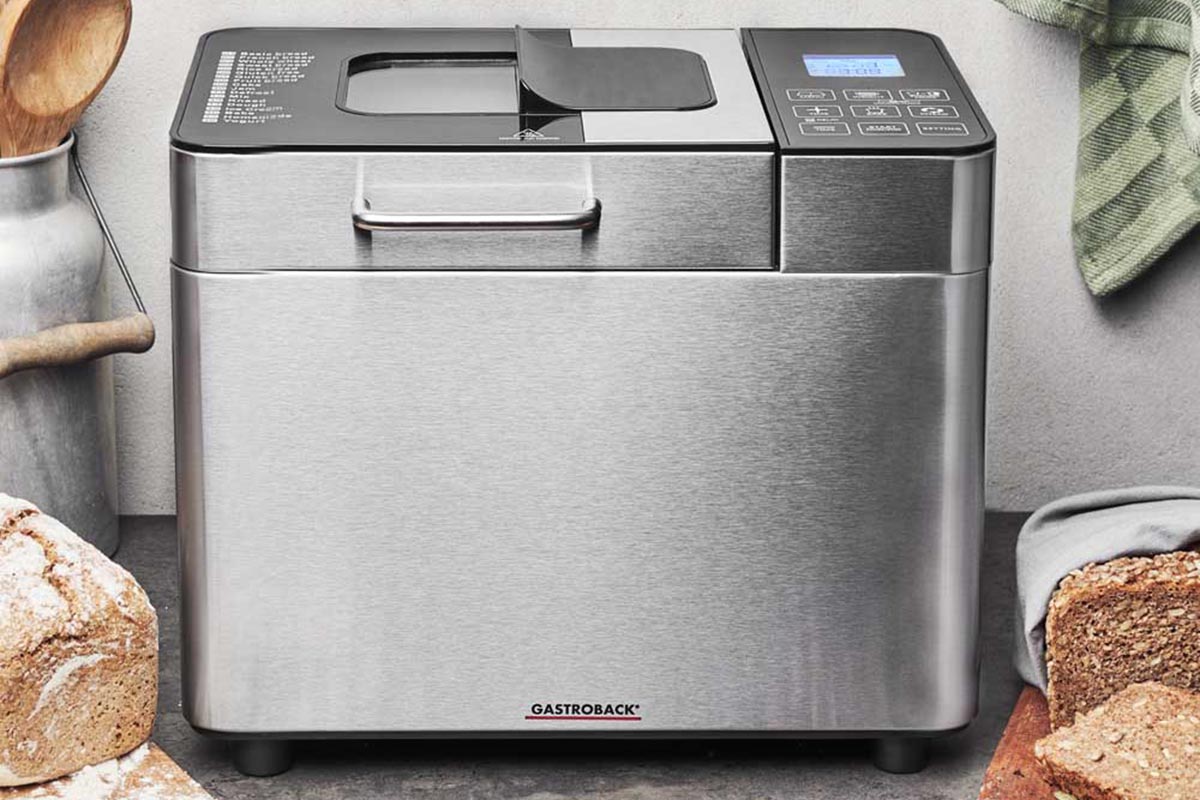 Silberner Gastroback-Brotbackautomat umringt von Broten