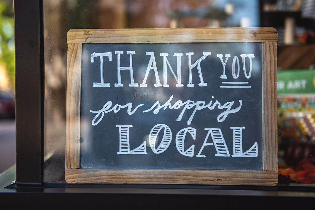 Ein Schild mit der Aufschrift "Thank you for shopping local"