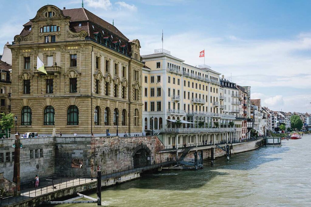 Das Hotel Les Trois Rois in Basel mit einer Schweizer Flagge auf dem Dach.