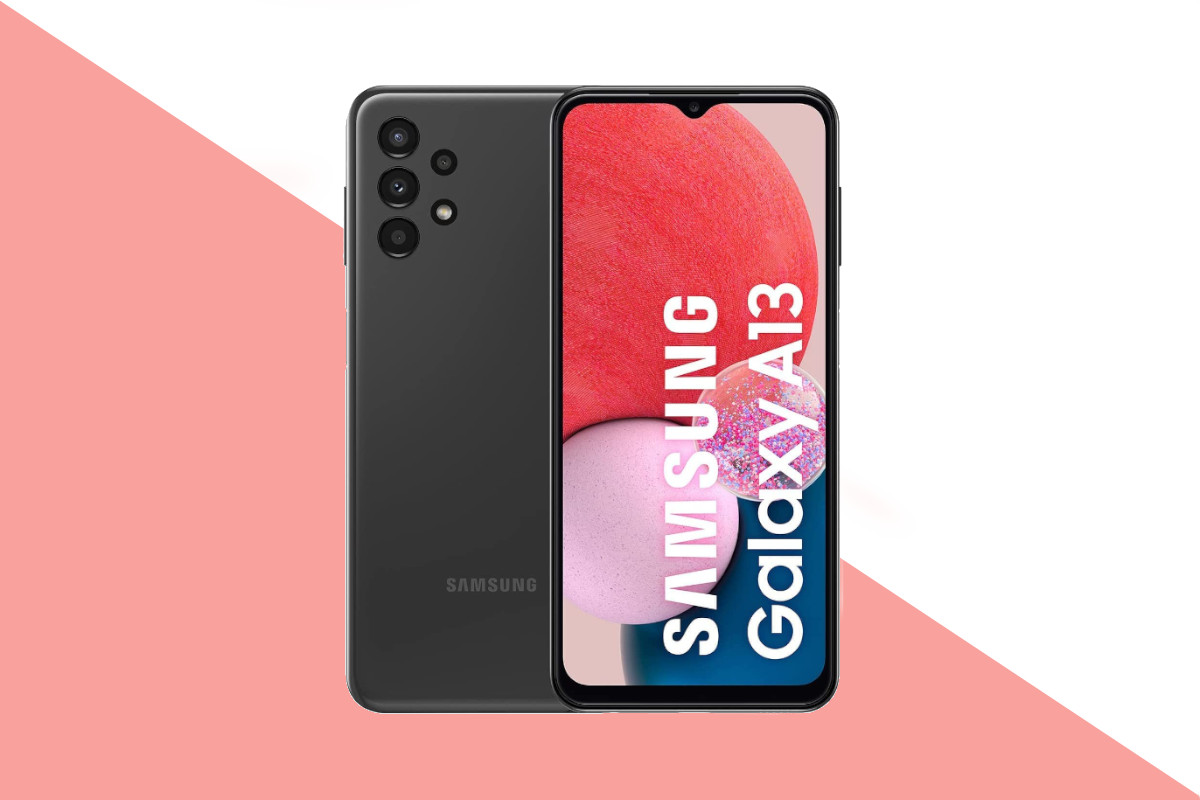 Schwarzes Samsung Galaxy A13 von vorne und hinten auf rosa weißem Hintergrund