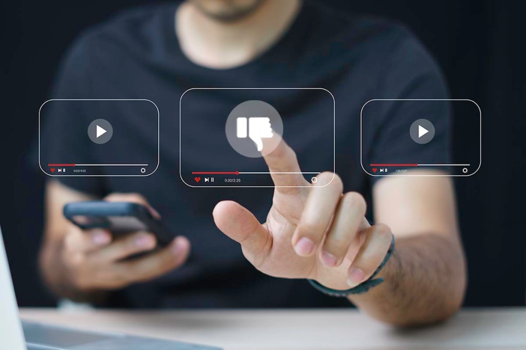Mann klickt virtuell auf "gefällt nicht" bei einem Film