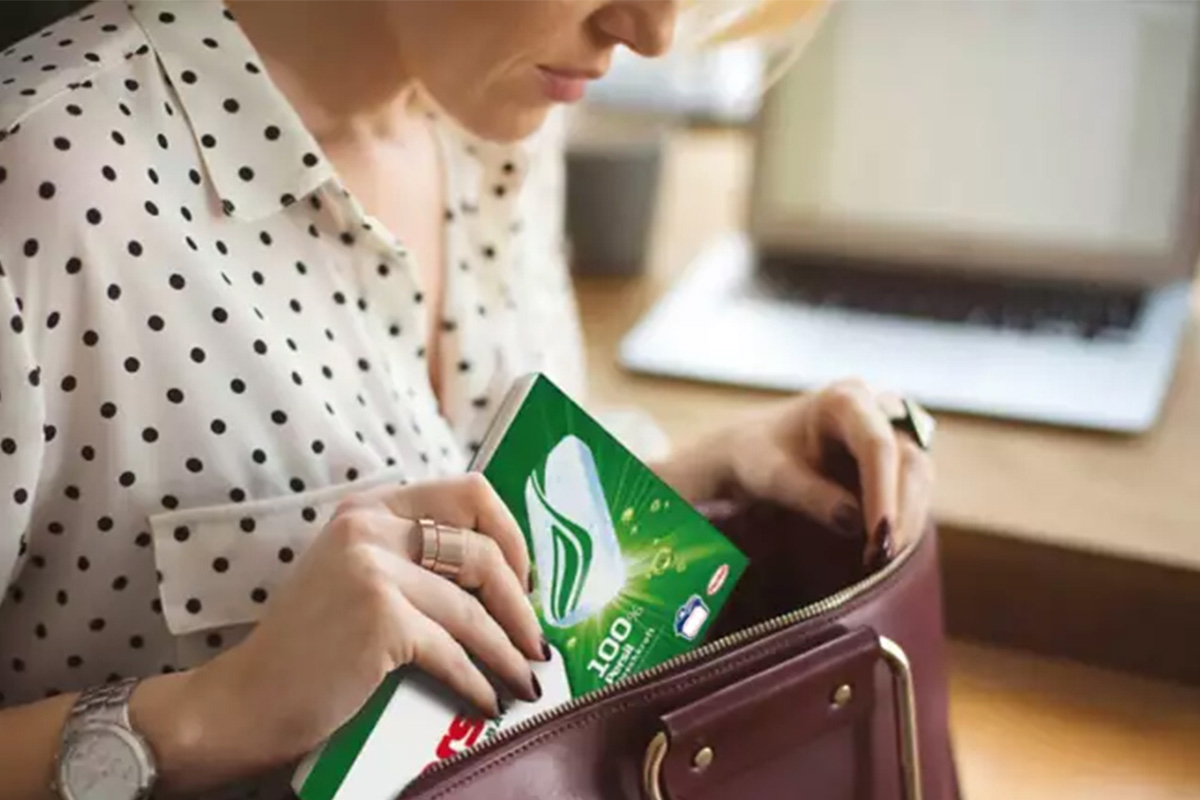 Eine Frau nimmt eine Packung der neuen Persil Power Bars aus ihrer Handtasche.