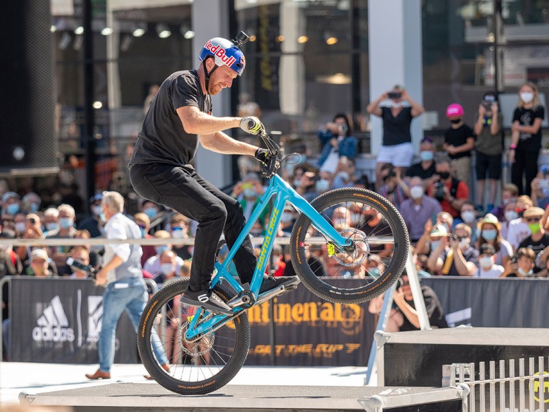 Danny MacAskill auf BMX Rad