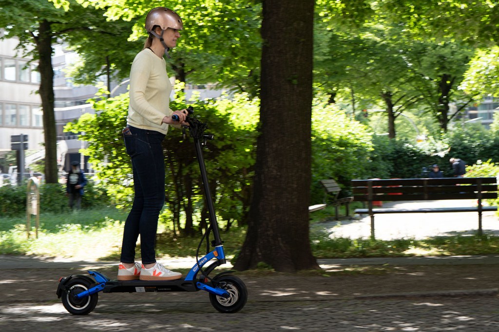 Frau auf E-Scooter