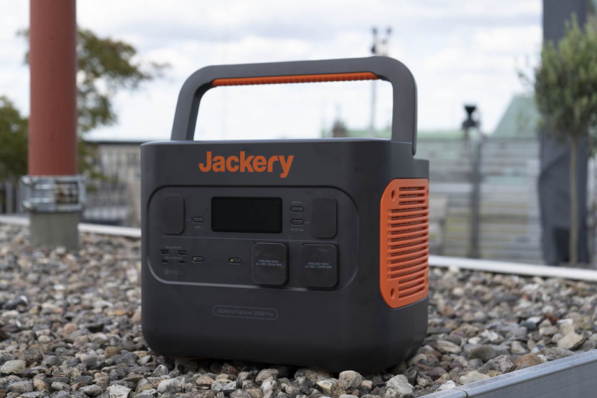 Jackery Explorer 2000 Pro auf einem Kieselstein-Bett unter freiem Himmel