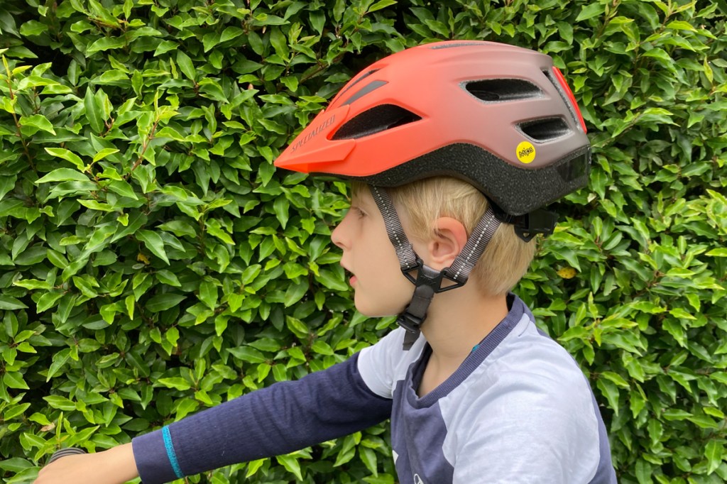 Specialized Shuffle Child LED Kinderfahrradhelm am Kopf eines Kindes von der Seite