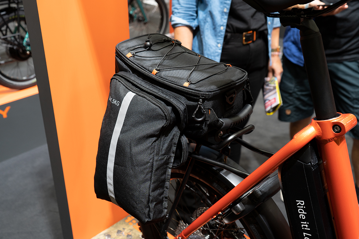 i:SY S10 Adventure Detailansicht des Gepäckträgers des kompakten E-Bikes mit Satteltaschen