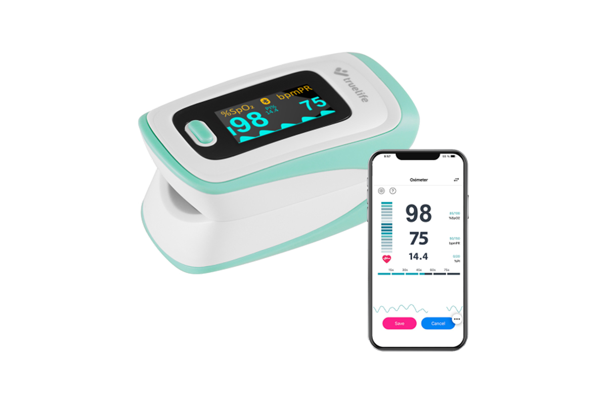 Das Oximeter X5 BT liegt auf einem weißen Hintergrund. Außerdem ist ein Smartphone gezeigt, dass die Messdaten des Oximeters aufzeichnet.