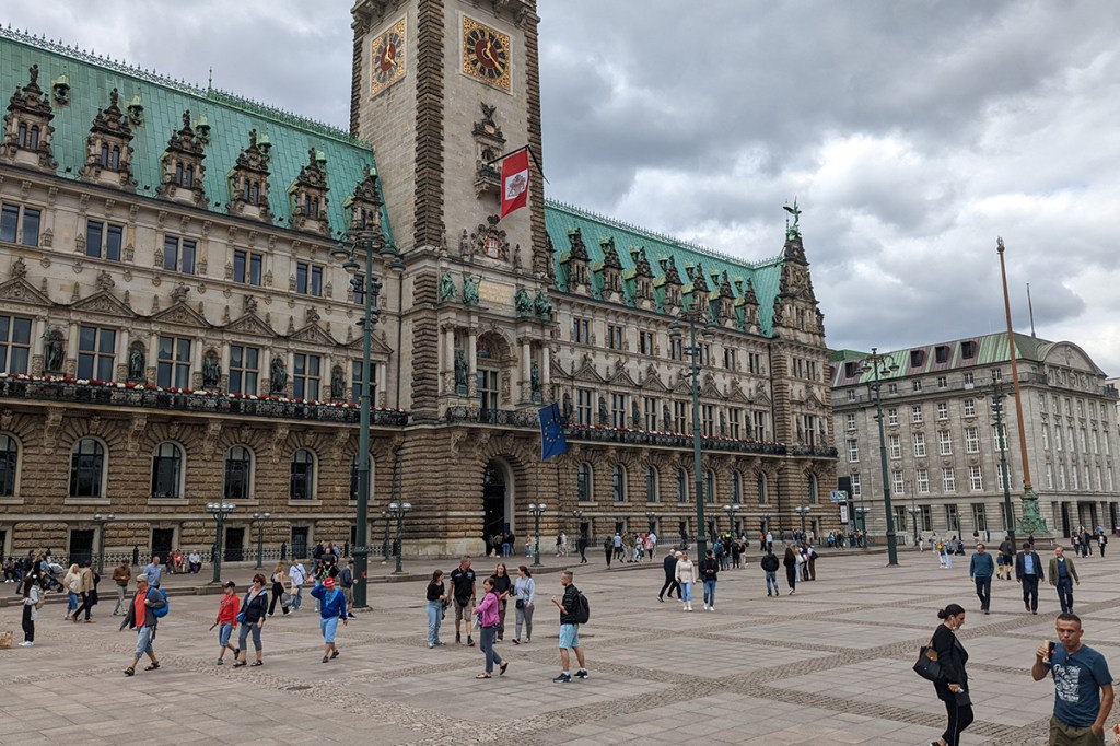 Das Rathaus Hamburg bei Tageslicht.