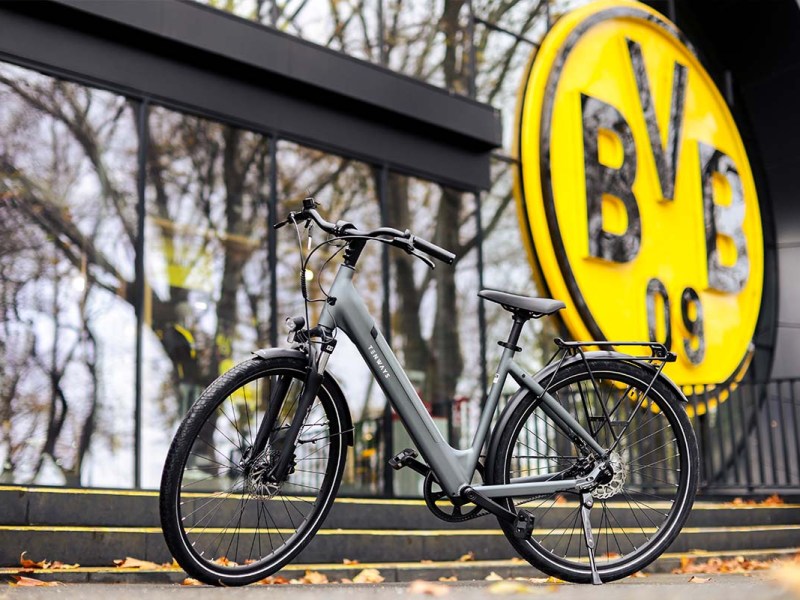 E-Bike von Tenways vor dem Logo von Borussia Dortmund