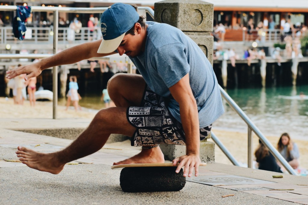 Mann auf Balance Board: Trick für Anfänger