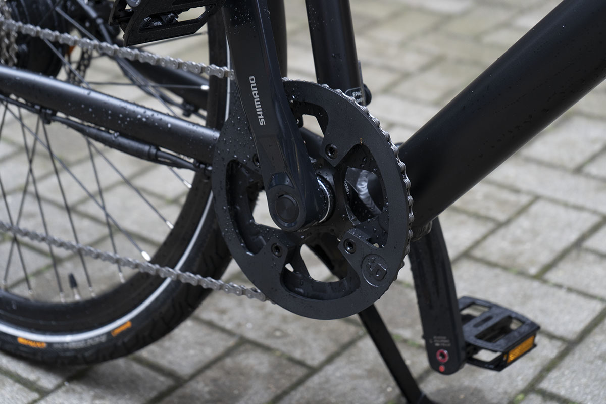 Detailaufnahme Pedalkurbel beim City-E-Bike Bzen London