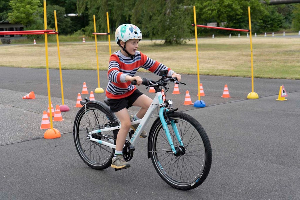 Kind fährt Fahrrad, Modell XXlite SL 24-7S von S'cool