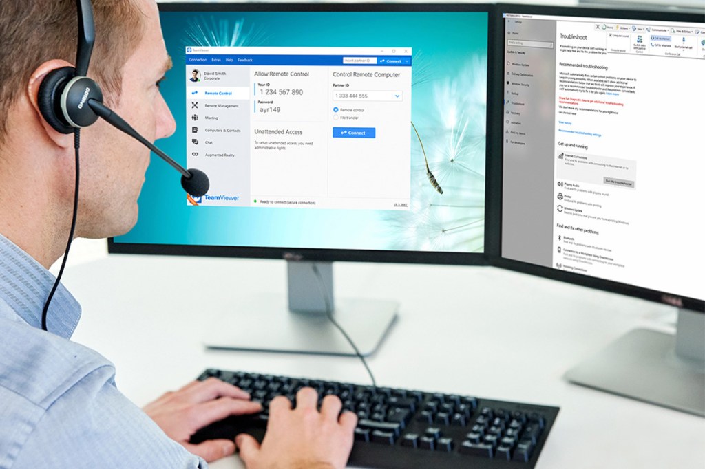 Ein Mann nutzt Teamviewer auf einem PC.