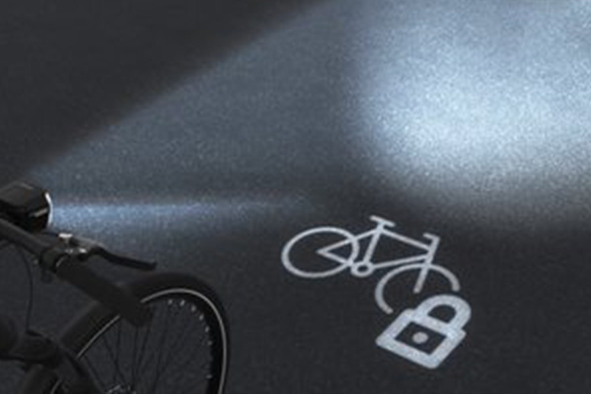 Trelock-Beleuchtung projiziert Icon von Fahrrad mit Schloss auf die Straße