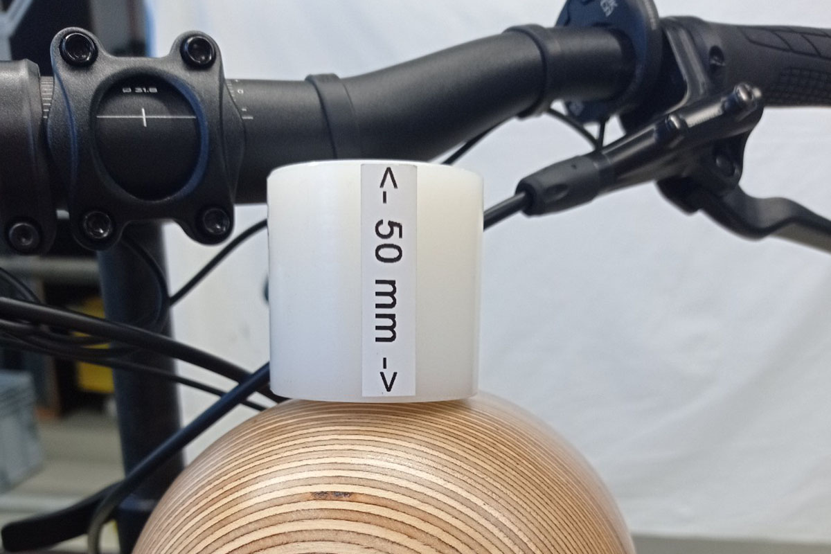 Detailansicht E-Cargo-Bikes: Testmessung zur Kopffreiheit unter dem Lenker